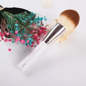 Großer flauschiger Puderpinsel mit weißem Griff und weichen Borsten für Make-up Details