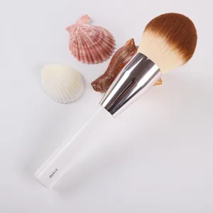 Nahaufnahme des grossen fluffigen Puder-Make-up-Pinsels mit weissem Griff und weichen Borsten.