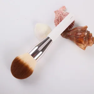 Großer flauschiger Make-up-Puderpinsel mit weichen Borsten und weißem Griff für das Gesicht.