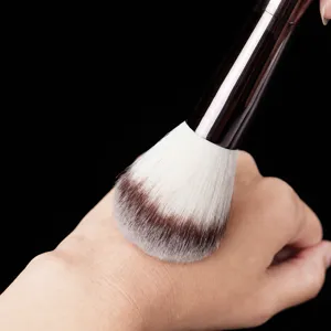 Professionele ronde poederkwast van zacht synthetisch haar voor een vlekkeloze make-up.