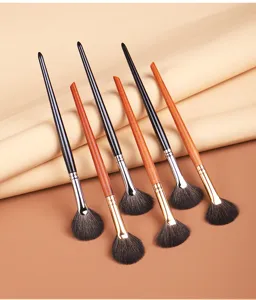 Detailansicht professioneller Fächer-Make-up-Pinsel mit Holz- und schwarzen Griffen.