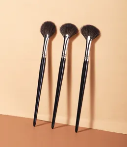 Professioneller Pinsel mit schwarzem Griff für Highlighting und präzises Puderauftragen.