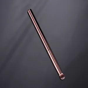 Pinceau fard à paupières professionnel en métal pour un maquillage des yeux précis et fondu.