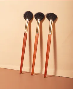 Nahaufnahme von Make-up Fächerpinseln mit Holzgriffen, weiche Borsten für präzise Highlights.