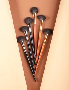 Professionelles Pinsel-Set Detailaufnahme mit weichen Borsten für präzises Highlighter Make-up.