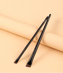 Dettaglio di un pennello per eyeliner e sopracciglia angolato ultra-sottile con setole.
