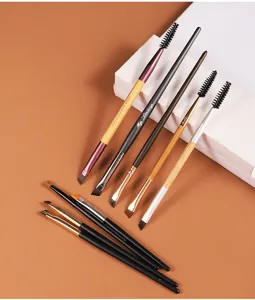 Set di pennelli per trucco professionali con pennelli per sopracciglia e eyeliner ultra-fini.