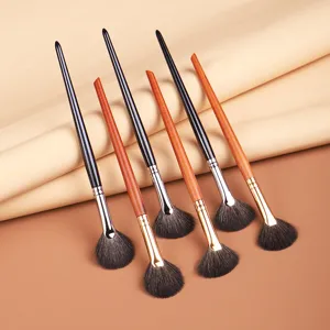 Professionelles Fächer-Pinsel-Set mit Holz- und schwarzen Griffen für Highlighter.