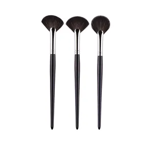 Professionelles Fächer-Make-up-Pinsel-Set mit schwarzen Griffen zum präzisen Verblenden.