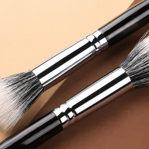 Pinceau maquillage stippling professionnel en poil de chèvre avec manche métallique.