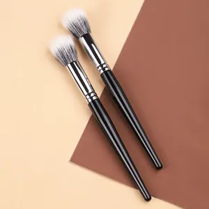 Ensemble de pinceaux de maquillage professionnels à poils doux pour une application parfaite du blush.