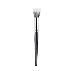 Pinceau de maquillage professionnel avec poils de chèvre doux et manche noir pour le visage.