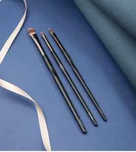 Kit de 3 pinceaux de maquillage professionnels en poils synthétiques et manches en bois noirs.