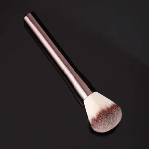 Professionele ronde make-up poederkwast met metalen handvat voor een egale finish.