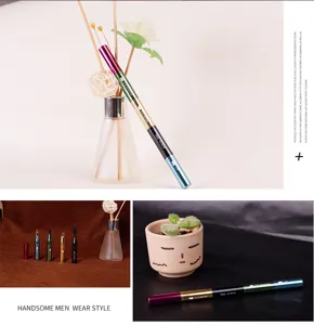 Tragbarer 4-in-1 Multifunktions-Make-up-Pinsel mit Lidschatten-, Augenbrauen- und Lippenpinsel.
