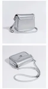 Detailansicht der silbernen Ledertasche mit feiner Textur und hochwertigen Metallbeschlägen.