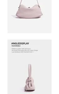 Minimalistische Schultertasche aus gepebtem Leder mit edler klassischer Form und Beschlägen.