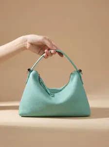 Minimalistische Leder Hobo Umhängetasche in Mintgrün, stilvolle vielseitige Handtasche für Damen.
