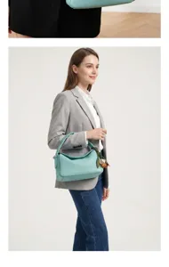 Elegante borsa a tracolla in vera pelle azzurra con manico intrecciato e grazioso ciondolo.