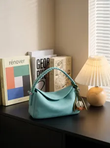 Borsa a tracolla in pelle con manico intrecciato stile coreano e ciondolo fiore donna.