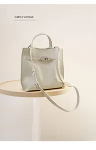 Nahaufnahme der echten Ledertasche mit feiner Textur, Metallverschluss und Schultergurt.