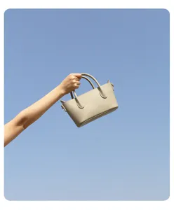 Minimalistische dames handtas casual crossbody tas detailweergave, strak lederen ontwerp stijl.