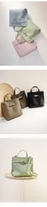 Echtleder Damen Umhängetasche Shopper mit klassischem Drehverschluss und viel Stauraum.