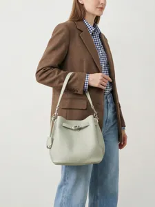 Elegante borsa a secchiello in pelle litchi per donna pendolare, comoda borsa tote giornaliera.