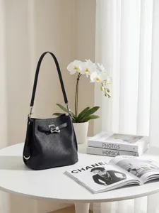 Borsa a secchiello nera in vera pelle con chiusura metallica elegante per il lavoro.
