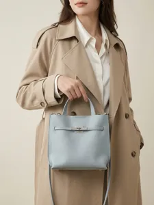 Elegante Echtsleder Beuteltasche mit Henkel und verstellbarem Schultergurt fur Damen.