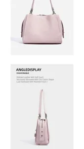 Borsa a tracolla in pelle rosa sotto il braccio vista dettagliata con design strutturato chic.