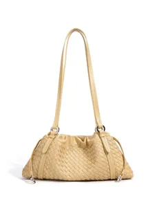 Bolso de hombro de cuero trenzado para mujer, elegante bolso beige con correa chic.