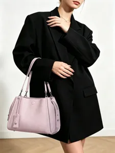 Elegante borsa a tracolla in pelle rosa da donna, borsa minimalista chic per ogni giorno.