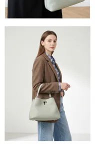 Borsa in pelle martellata verde chiaro con manico superiore e chiusura in metallo elegante.