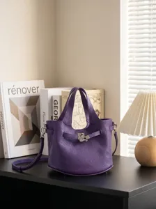Elegante violette Ledertasche im Eimer-Stil, schicke Handtasche mit Schultergurt.