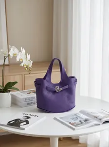 Elegante violette Henkeltasche aus Leder mit Schloss für moderne Damen im täglichen Alltag