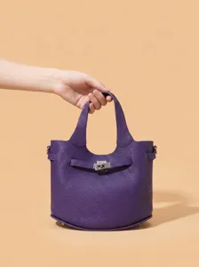 Lila Eimerhandtasche aus Leder mit Griffen und Metallverschluss für Damen Hauptansicht