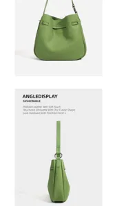 Bolso tipo cubo de cuero granulado verde en vista angular con textura fina y herrajes.