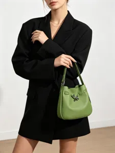 Bolso cubo de cuero verde para mujer, elegante bolso minimalista con asa y amplio espacio interior.
