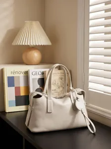 Elegante borsa a mano in vera pelle da donna, borsa a spalla dal design minimalista e shopper chic.