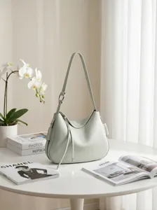 Modische hellgrüne Frühlings-Schultertasche, minimalistische vielseitige Damen-Umhängetasche.