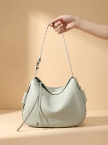 Hellgrüne minimalistische Schultertasche aus Leder für Damen, elegante Alltagstasche.