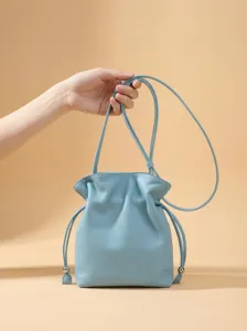 Mini borsa a secchiello in vera pelle, borsa a tracolla monocolore con chiusura a coulisse.
