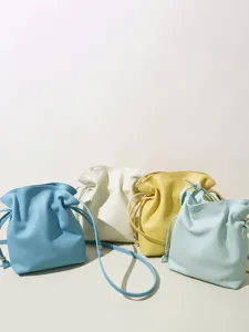 Borsa a secchiello mini con coulisse in vera pelle monocolore tracolla borsa nuvola donna.