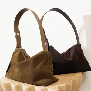 Elegante bolso de hombro de ante para mujer versatil bolso de mano para el otonio.