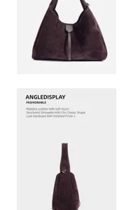 Detalle de bolso de hombro hobo de ante oscuro con textura suave y diseño elegante.
