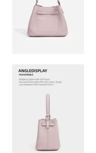 Vista detallada del elegante bolso saco de cuero rosa con herrajes elegantes y asa práctica.