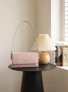 Sac à épaule sous les bras en cuir rose, sac à main de mode chic minimaliste pour femmes.