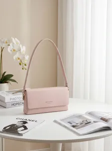 Sac porté épaule rose minimaliste avec longue bandoulière et rabat élégant pour femmes