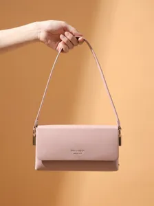 Élégant sac à bandoulière rose pour femme, sac à main minimaliste élégant avec détails en métal.